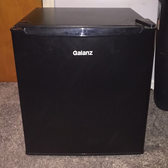 Mini fridge - Picture 1 of 4